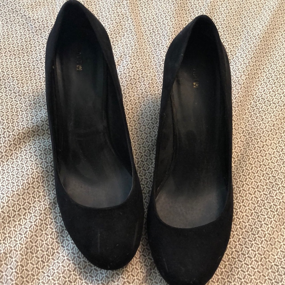 Solid black wedges